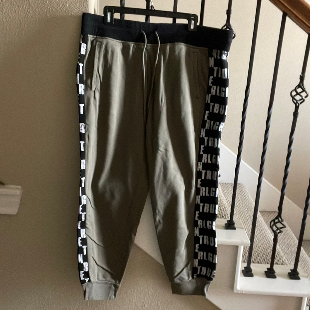 True Religion Sz XL Men’s Joggers in Olive with Silver Logo on Sides in Black